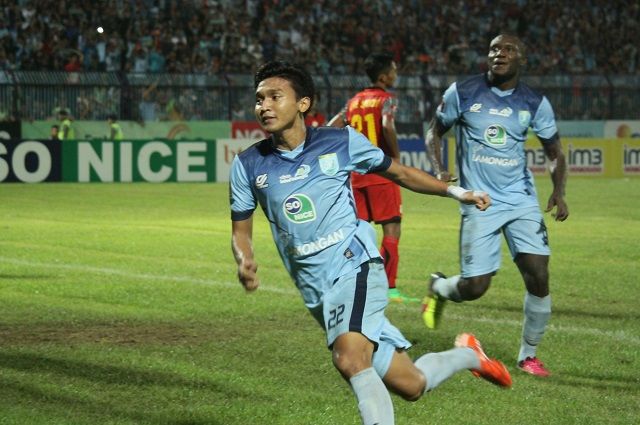 Striker Persela Lamongan, Dendy Sulistyawan melakukan selebrasi usai mencetak gol ke gawang Barito Putera. Copyright: © Ian Setiawan/INDOSPORT