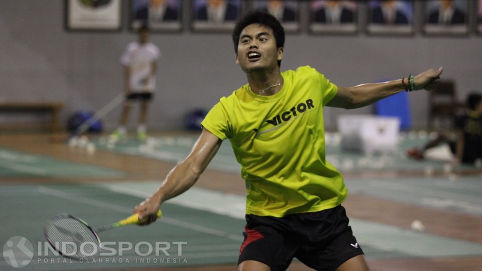 Aksi pemain ganda campuran, Tontowi Ahmad dalam latihan. Copyright: &copy; Herry Ibrahim/INDOSPORT