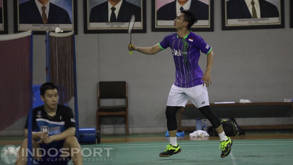 Pemain ganda putra, Mohammad Ahsan saat mengasah kemampuan di depan net. Copyright: © Herry Ibrahim/INDOSPORT