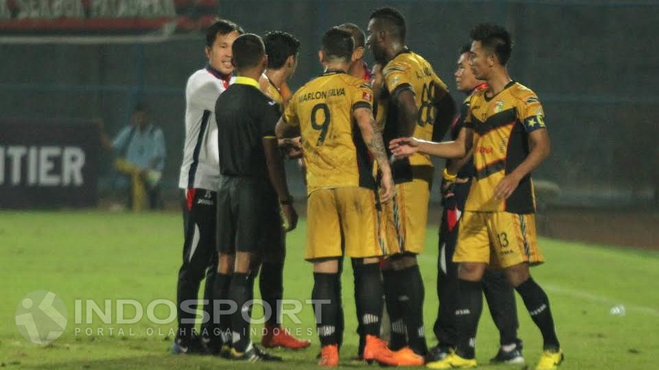 Para pemain Mitra Kukar saat mengancam Walk Out setelah beberapa kali protes tidak digubris Wasit Agus Fauzan, Minggu (03/07/16). Copyright: &copy; Ian Setiawan/INDOSPORT