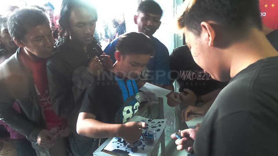 Suporter Persib Bandung ramai-ramai membeli tiket pertandingan tim kesayangannya melawan Persija Jakarta. Copyright: &copy; Ginanjar/INDOSPORT