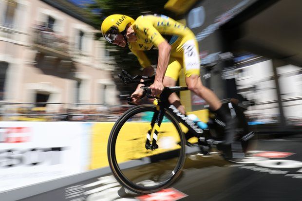 Chris Froome dengan jersey kuning sedang melaju di Tour de France Copyright: © 