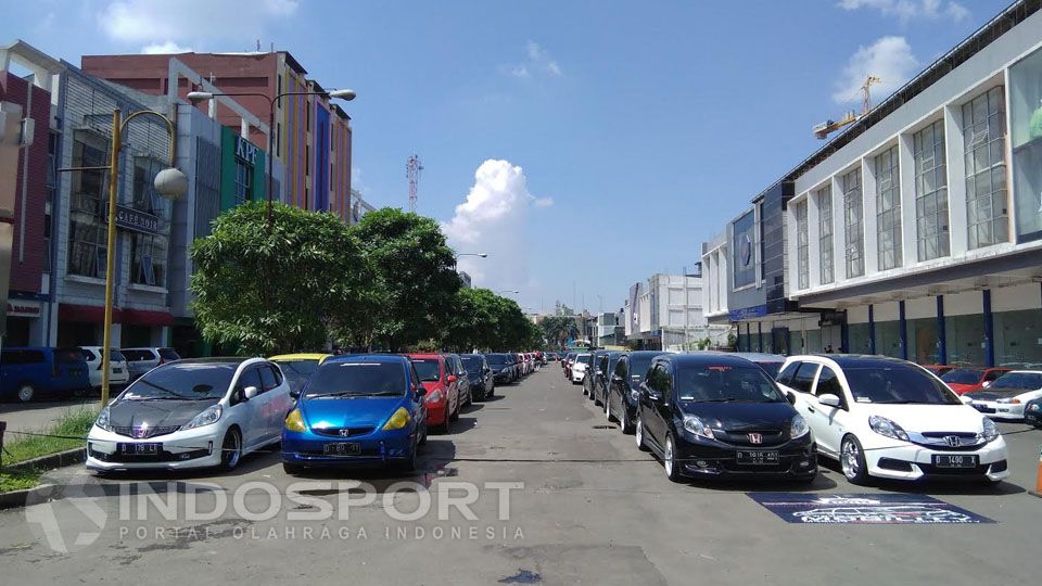 Deretan Komunitas Mobil Honda Bandung, Gelar Halal bi Halal di Paskal Hyper Square Bandung, Minggu (24/07/2016). Copyright: © Ginanjar/INDOSPORT