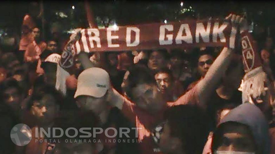 Para pendukung mendesak segera diselesaikannya stadion baru untuk markas PSM Makassar. Copyright: &copy; Basri/INDOSPORT