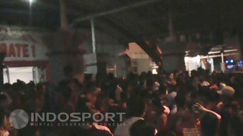 Suporter  melakukan aksi demonstrasi usai pertandingan PSM lawan BSU di Stadion andi matalatta, makassar. Senin, (25/07/16) Copyright: &copy; Basri/INDOSPORT