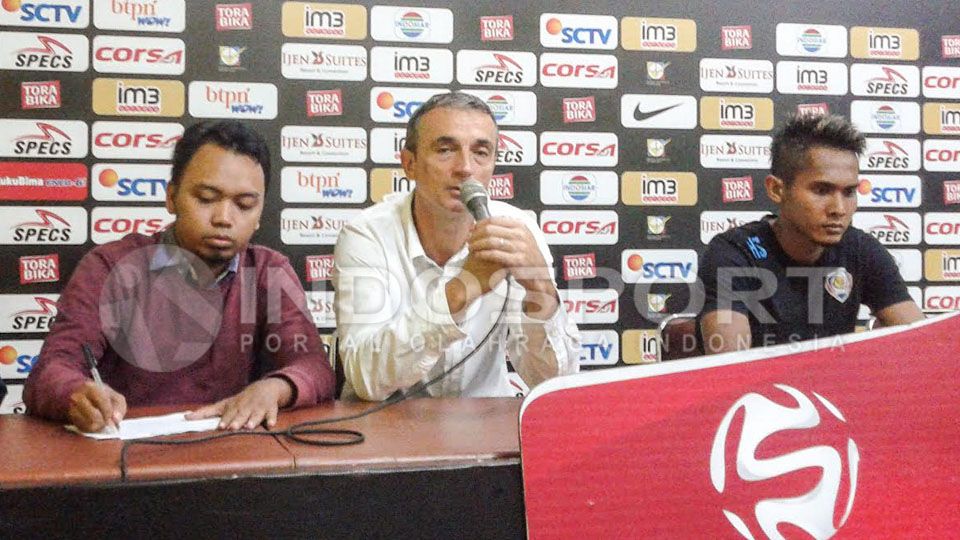Pelatih Arema Cronus, Milomir Seslija saat berbicara di konferensi pers. Copyright: &copy; Ian Setiawan/INDOSPORT
