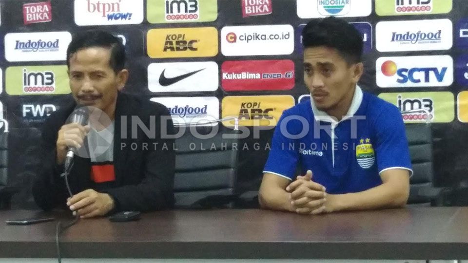 Pelatih Persib Bandung, Djajang Nurdjaman (kiri) dalam jumpa pers. Copyright: &copy; GInanjar/INDOSPORT