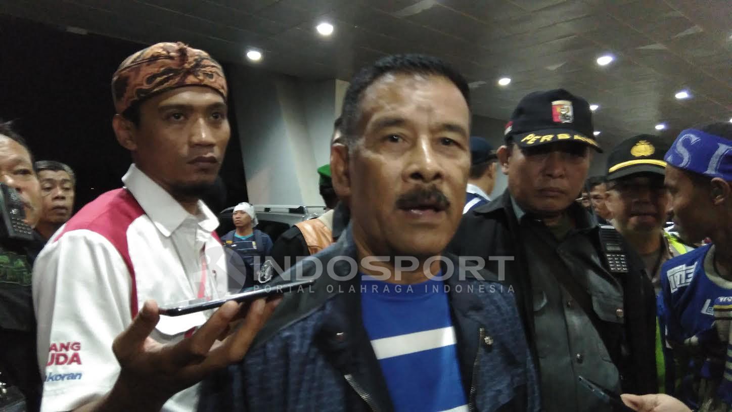 Manajer Persib Bandung, Umuh Muchtar saat ditanyai oleh awak media. Copyright: © Ginanjar/INDOSPORT