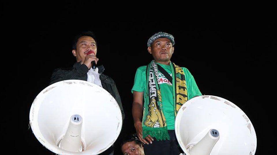 Menpora Imam Nahrawi saat mendatangi para pendukung Persebaya di Stadion Tugu Jakarta Utara, Selasa (02/08/16) malam. Copyright: © Info Kemenpora/INDOSPORT