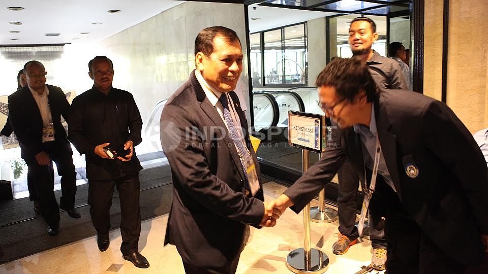 Mantan Ketua Umum PSSI, Nurdin Halid saat tiba di Hotel Mercure tempat berlangsungnya KLB PSSI. Copyright: © Herry Ibrahim/INDOSPORT