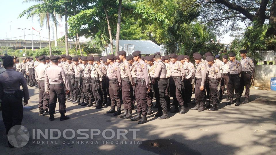 Satuan Polres Metro Jakut akan mengamankan KLB PSSI di Hotel Mercure Ancol. Copyright: &copy; Tengku Sufiyanto/INDOSPORT