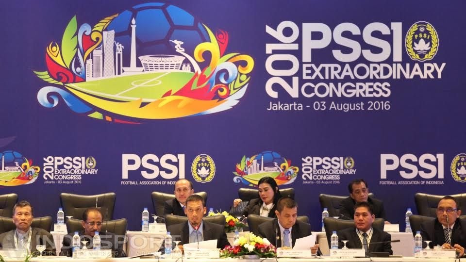 Sekjen PSSI Azwan Karim (tengah), Plt Ketua Umum PSSI Hinca Pandjaitan beserta para anggota Exco memimpin diselenggarakannya KLB PSSI. Copyright: © Herry Ibrahim/INDOSPORT