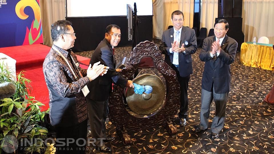 Ketua Koni Tono Suratman didampingi Plt Ketua Umum PSSI Hinca Pandjaitan dan Ketua Dewan Kehormatan PSSI Agum Gumelar membuka KLB PSSI. Copyright: &copy; Herry Ibrahim/INDOSPORT