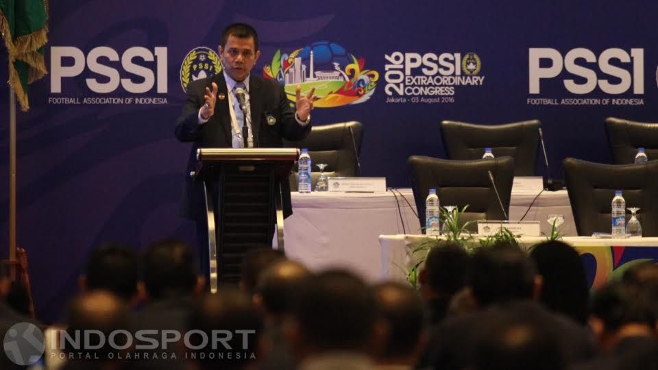 Plt Ketua Umum PSSI Hinca Pandjaitan memberi sambutan di KLB PSSI. Copyright: © Herry Ibrahim/INDOSPORT