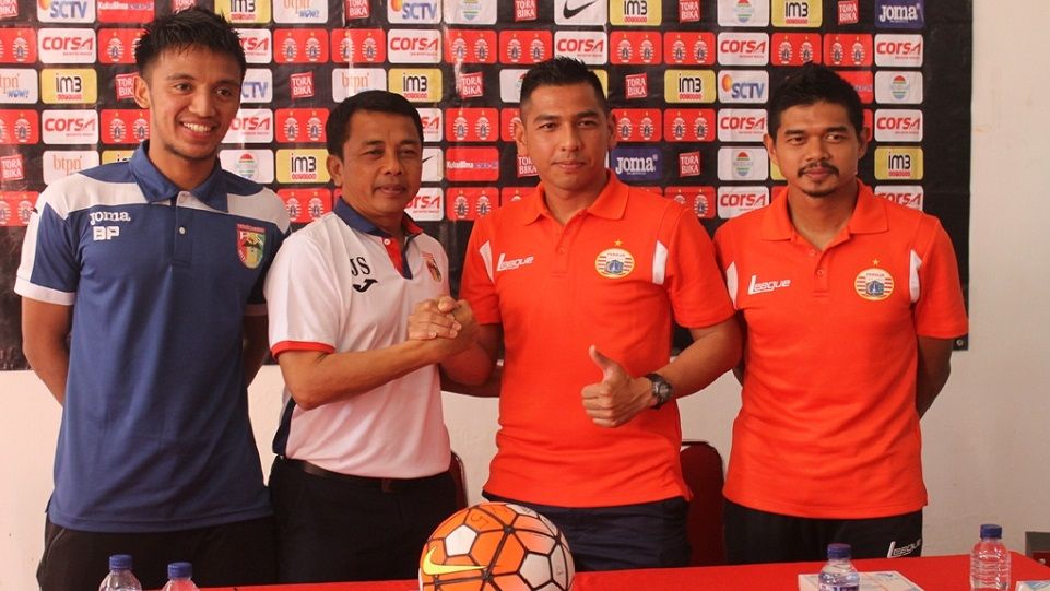 Pelatih Mitra Kukar, Jafri Sastra dan Pelatih Persija, Jan Saragih. Copyright: &copy; INDOSPORT/Benny Rahardjo