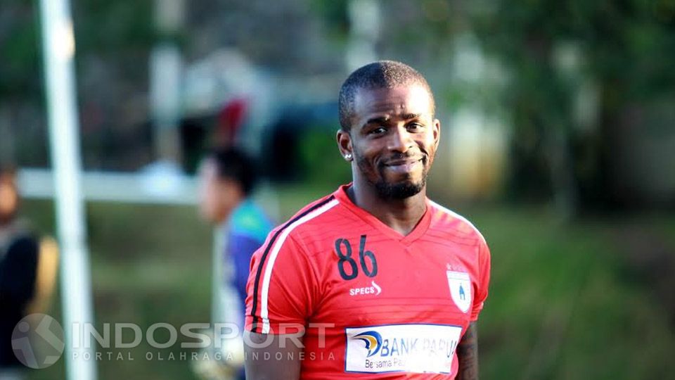 Greg Nwokolo dalam sesi latihan bersama Persipura Jayapura. Copyright: © Ian Setiawan/INDOSPORT