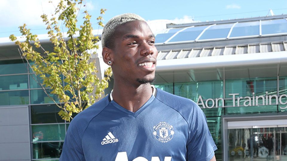 Paul Pogba saat tiba di AON Training Center. Copyright: &copy; INDOSPORT