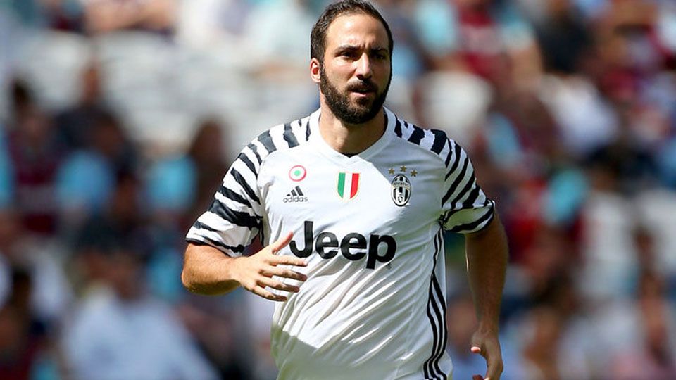 Gonzalo Higuain saat tampil perdana bersama Juventus dalam laga persahabatan kontra West Ham. Copyright: &copy; 