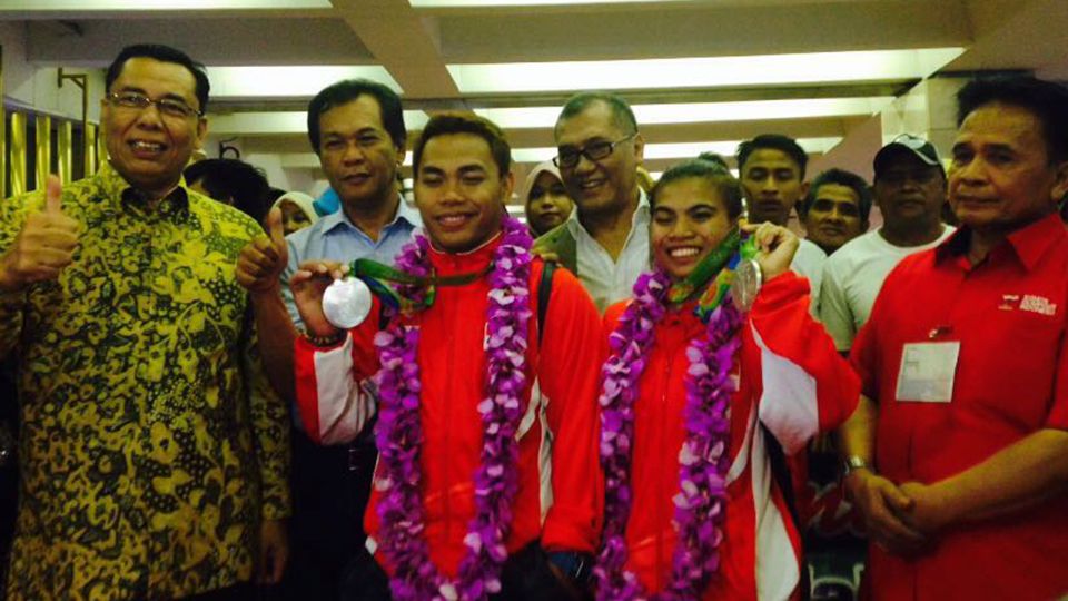 Plt Sesmenpora Sakhyan Asmara saat menjemput lifter Eko Yuli Irawan dan Sri Wahyuni di Bandara Soekarno-Hatta, Tanggerang, Minggu (14/08/16). Copyright: &copy; Info Kemenpora