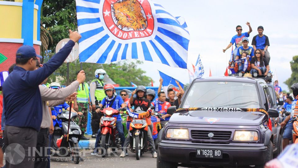 Ketua Panpel Arema Cronus, Abdul Haris (biru bertopi) dan pihak kepolisian turut membuka dan mengawal konvoi Napak Tilas Aremania Copyright: &copy; Ian Setiawan/INDOSPORT