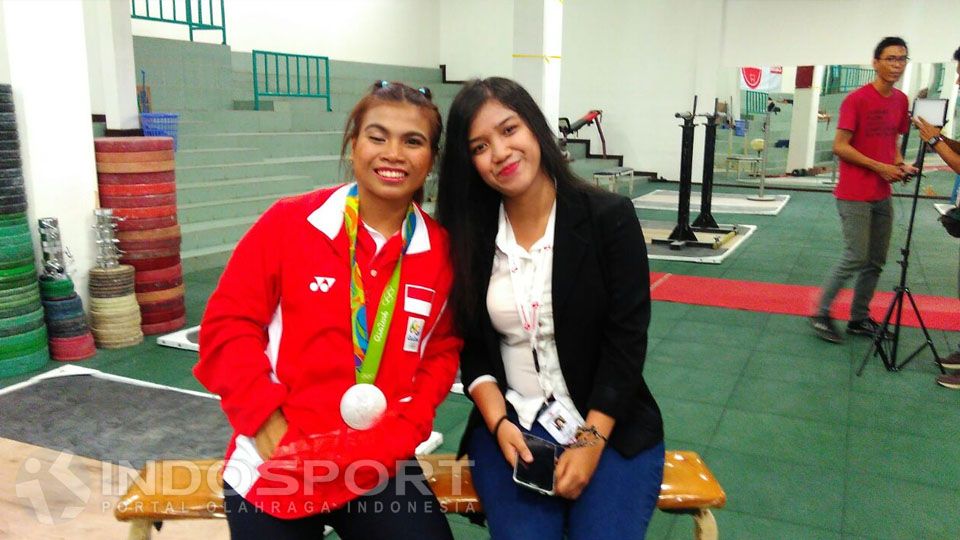 Sri Wahyuni bersama awak INDOSPORT. Copyright: © INDOSPORT