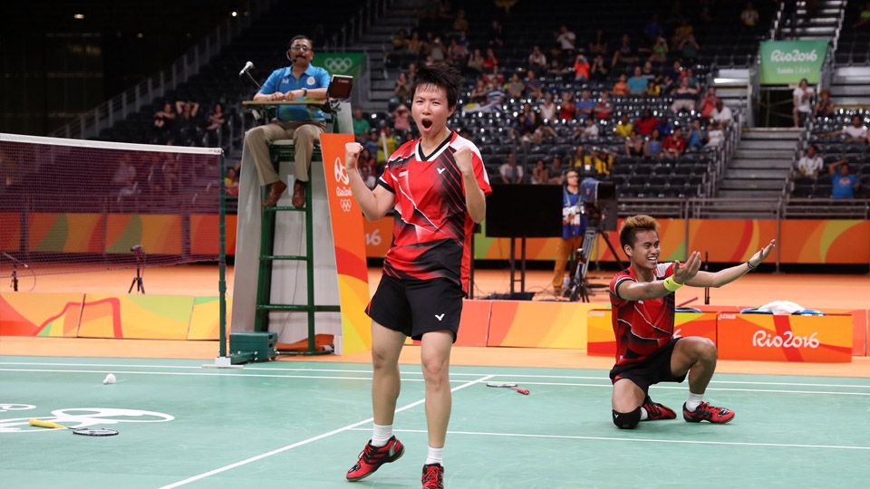 Tontowi Ahmad/Liliyana Natsir usai merebut emas di Olimpiade Rio 2016. Copyright: &copy; Yves Lacroix/Badminton Photo