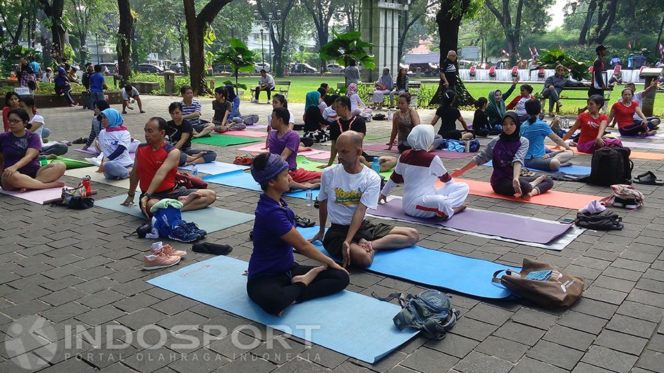 Salah satu gerakan yoga yang dilakukan komunitas Yoga Gembira. Copyright: © Devie Novitasari/INDOSPORT