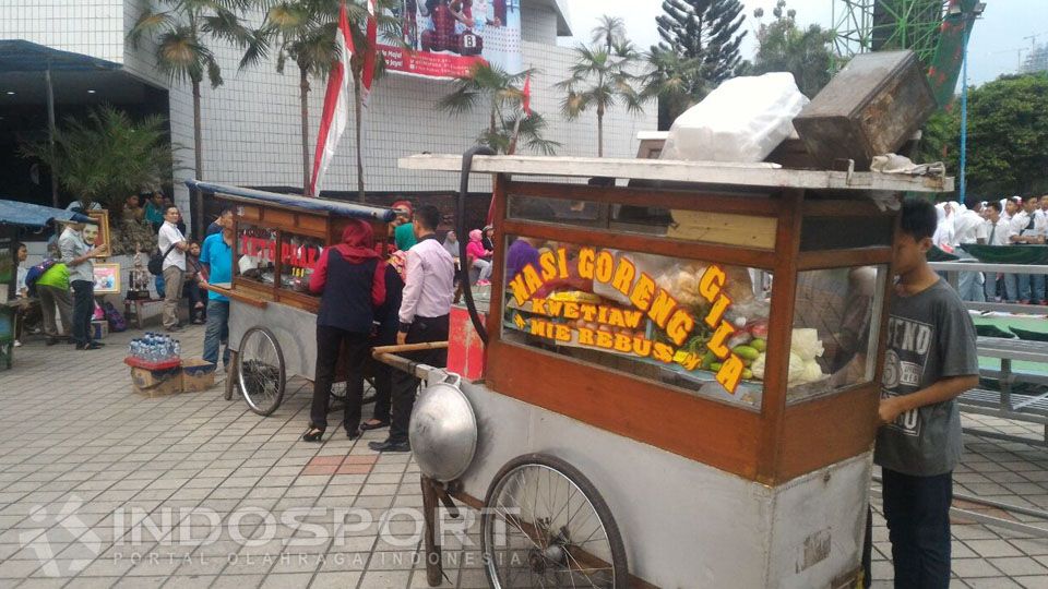 Pedagang kaki lima ikut diundang untuk menyambut atlet peraih medali. Copyright: &copy; Ivan Reinhard Manurung/INDOSPORT