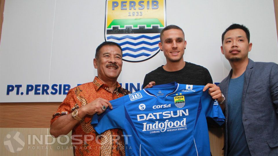 Diogo Alves Ferreira saat perkenalan pemain Persib Bandung. Copyright: © Muhammad Ginanjar/INDOSPORT