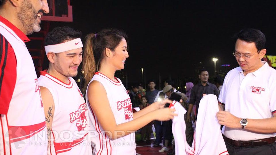 Peresmian lapangan basket di Monas diikuti beberapa selebritis tanah air seperti Mario Lawalata, Maria Selena, Iko Uwais, Ben Kasyafani, Augie Fantinus, Bastian Steel, Udjo Project POP dan Copyright: © Muhamad Al Kayis/INDOSPORT