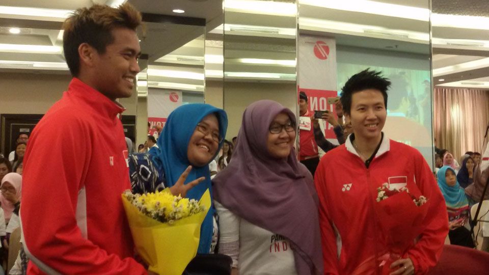 Tontowi Ahmad/Liliyana Natsir saat berjumpa dengan fans. Copyright: &copy; Lanjar Wiratri/INDOSPORT