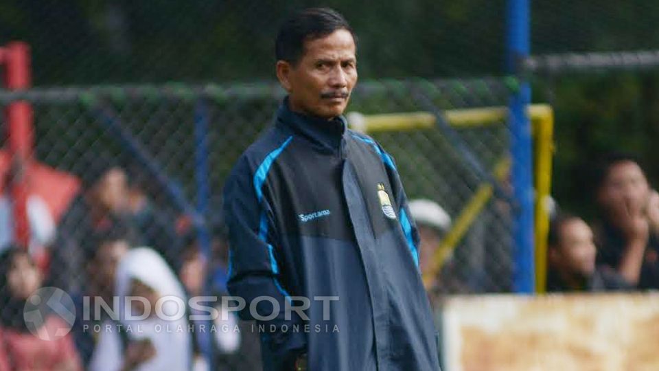 Pelatih Persib Bandung, Djajang Nurdjaman terlihat konsentrasi memperhatikan anak asuhnya sedang latihan. Copyright: &copy; Ginanjar/INDOSPORT