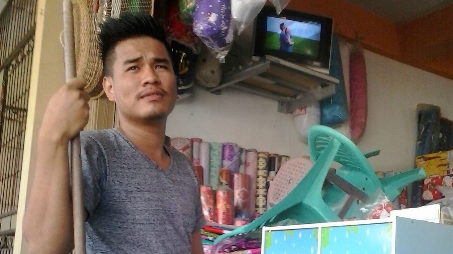 Novri Saat menjaga tokonya di Jalan Gajah Mada, Gunungpangilun, Padang, Sumatera Barat. Copyright: &copy; Taufik Hidayat/INDOSPORT