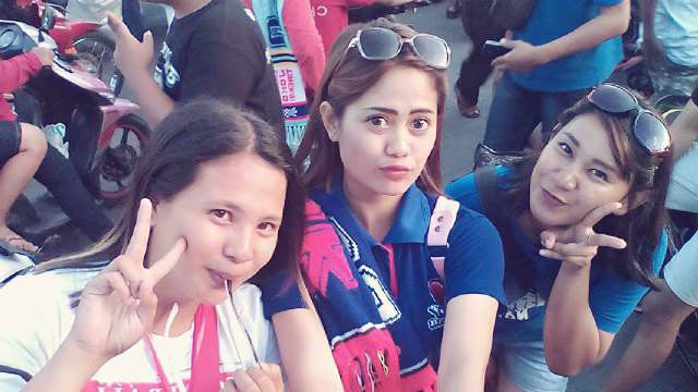Jily (putih) dan temannya saat menyaksikan Arema berlaga di stadion Copyright: &copy; Ian Setiawan/INDOSPORT
