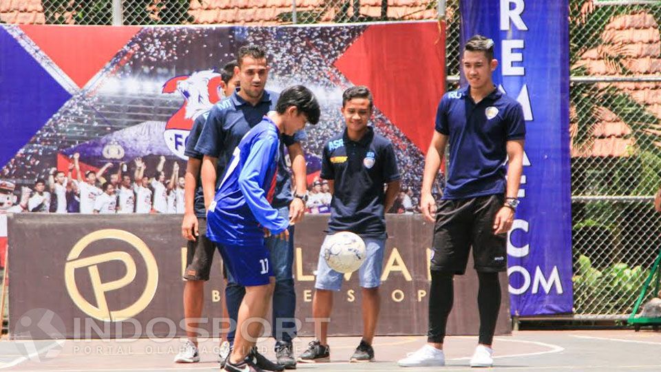 Coaching clinic yang diikuti pelajar SMAN 5 Malang didampingi pemain Arema Copyright: &copy; Ian Setiawan/INDOSPORT