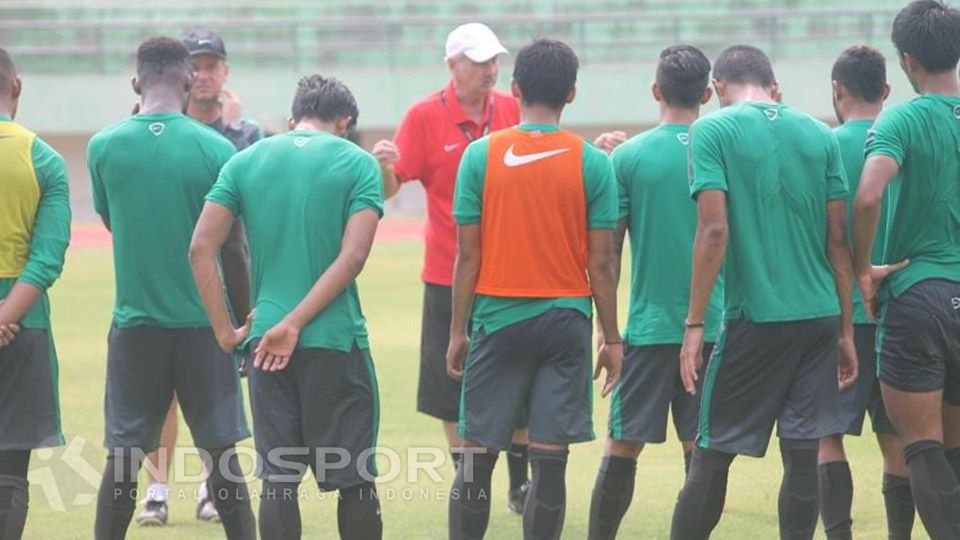 Pelatih Timnas Indonesia, Alfred Riedl, saat memberikan instruksi kepada anak asuhannya. Copyright: &copy; Beny Raharjo/INDOSPORT