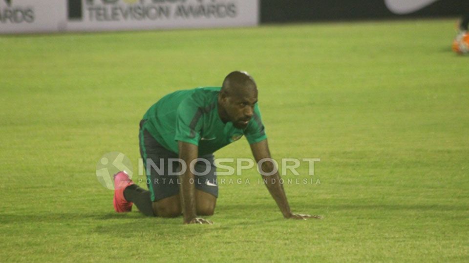 Boaz Solossa jadi pemain Indonesia yang pernah alami cedera fibula.  Copyright: &copy; Indosport/Beny Raharjo