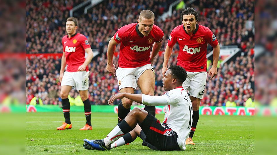 Nemanja Vidic dan Rafael dalam aksinya terhadap Daniel Sturridge. Copyright: © INTERNET