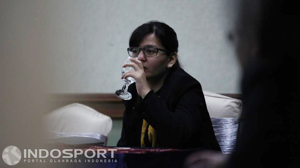 Direktur kompetisi PT GTS, Ratu Tisha saat menghadiri acara Evaluasi Perangkat Pertandingan dan Sosialisasi Laws of The Game. Copyright: © Herry Ibrahim/INDOSPORT