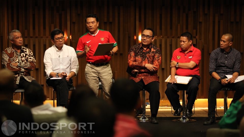 Calon Ketua Umum PSSI, Moeldoko saat memberikan keterangan di acara debat hari ini. Copyright: © Herry Ibrahim/INDOSPORT