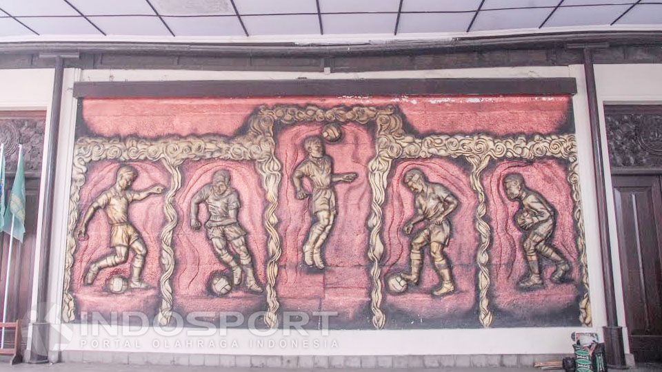 Pada dinding utama di dalam Monumen PSSI terdapat sebuah relief raksasa menggambarkan lima dasar dalam sepakbola. Copyright: © Prima Pribadi/INDOSPORT