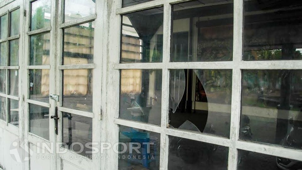 Sebagian kaca luar Monumen PSSI sudah pecah. Copyright: © Prima Pribadi/INDOSPORT