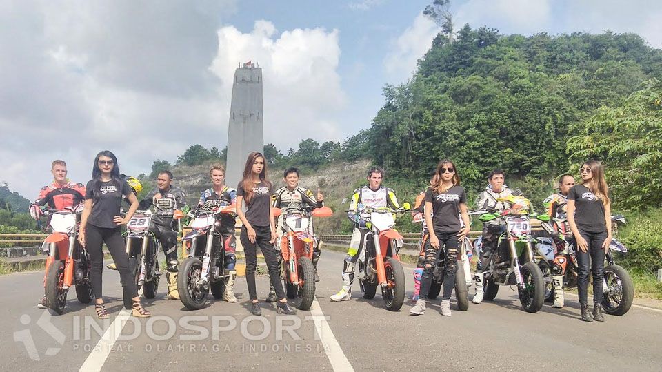 Riders berpose dengan sexy girl di depan awak media pada event FIM Asia Supermoto Championship 2016. Copyright: © Ian Setiawan/INDOSPORT