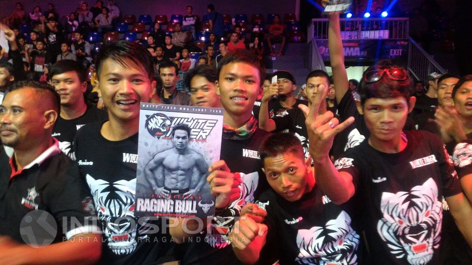 Ramainya masyarakat yang menyaksikan langsung pertarungan MMA. Copyright: &copy; Ivan Reinhard Manurung/INDOSPORT