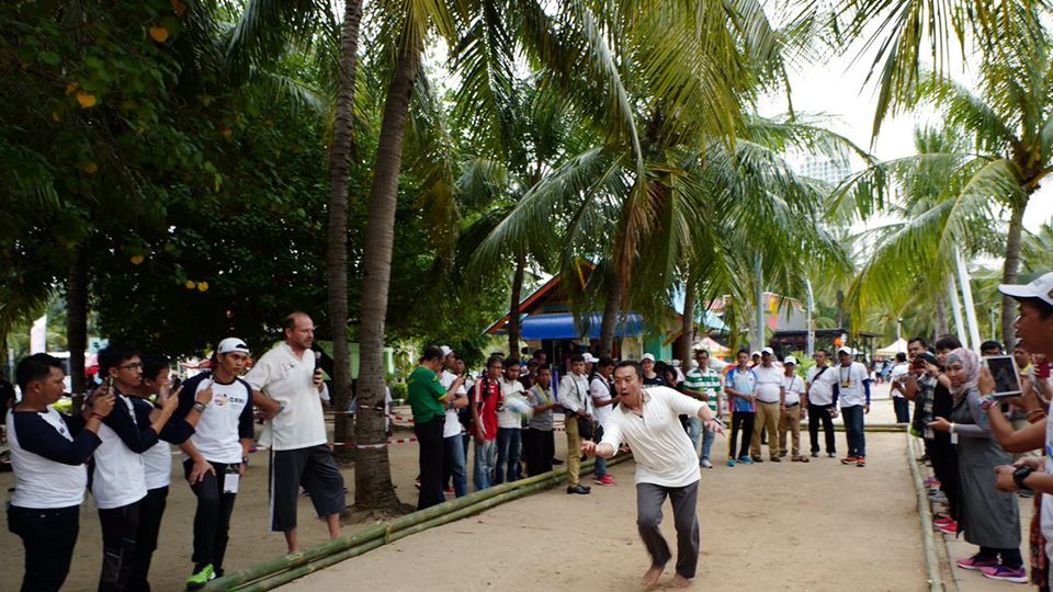 Aksi Menpora Imam Nahrawi memainkan olahraga bocce di event Tafisa 2016. Copyright: © @imam_nahrawi