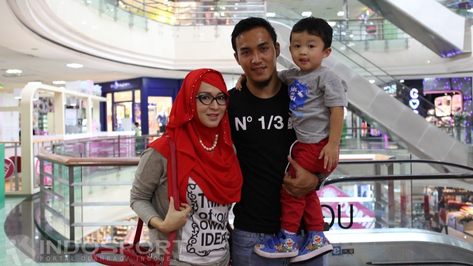 Gunawan Dwi Cahyo (tengah) bersama istri dan anaknya saat liburan di sebuah Mall kawasan Cibubur beberapa waktu lalu. Copyright: © Herry Ibrahim/INDOSPORT