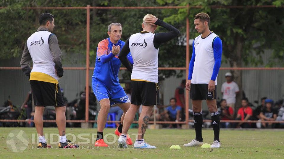 Milo saat memberi instruksi kepada Cristian Gonzales, Raphael Maitimo dan Esteban Vizcarra dalam latihan Arema Copyright: © Ian Setiawan/INDOSPORT