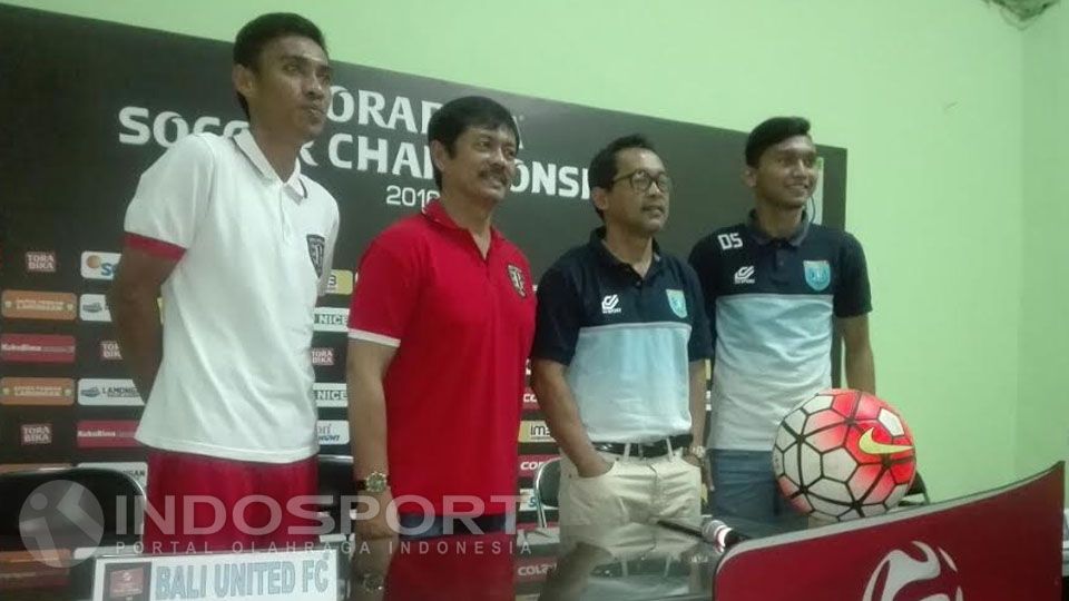Indra Sjafri dalam jumpa pers dengan pelatih Persela Lamongan di Stadion Delta, Siodarjo. Copyright: &copy; Fajar Kristanto/INDOSPORT