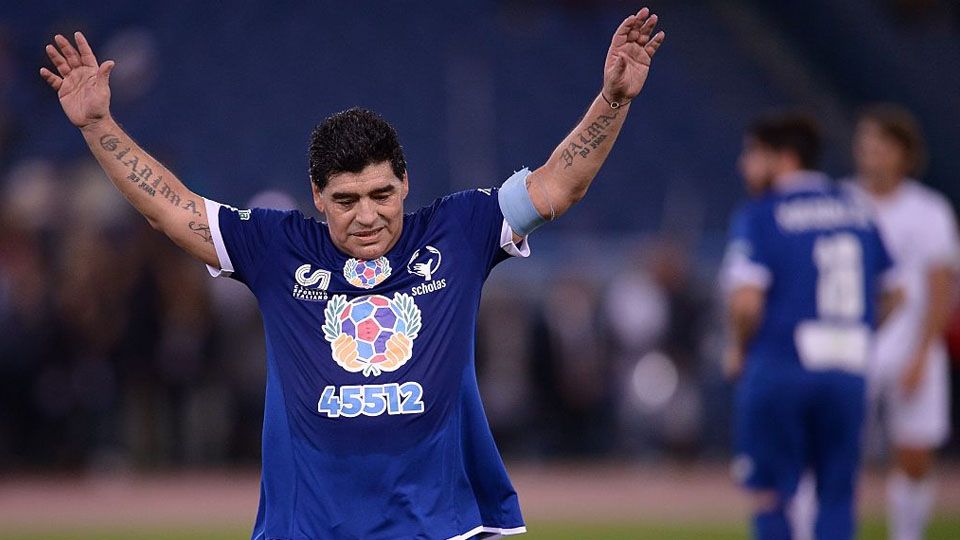 Diego Maradona ditemani sang kekasih, Rocio Oliva yang gunakan jaket dari kulit harimau. Copyright: Â© Getty Images