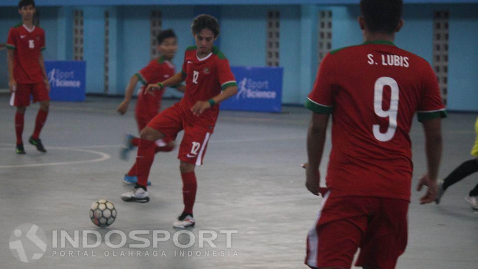 Para pemain Timnas Futsal Indonesia saat melakukan pemusatan latihan di Surabaya Copyright: © Fajar Kristanto/INDOSPORT
